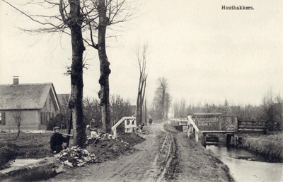 6862 Gezicht op de Kerkdijk te Achttienhoven uit het oosten, met links enkele houthakkers bezig met het rooien van ...